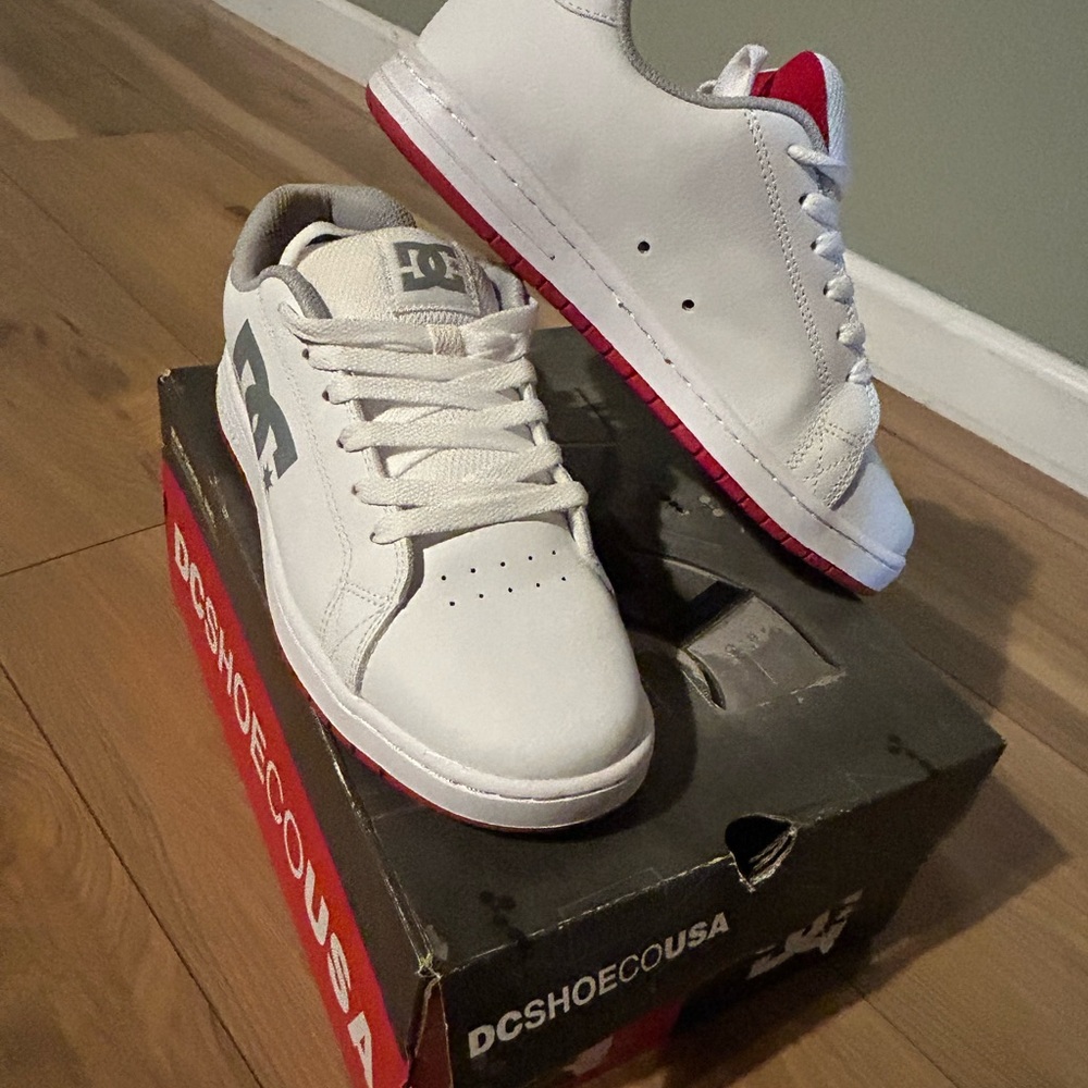 NWT SIZE 8.5 DC Men's White and Red Sneakers